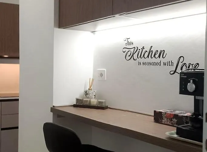 Host Flora * סנרמו