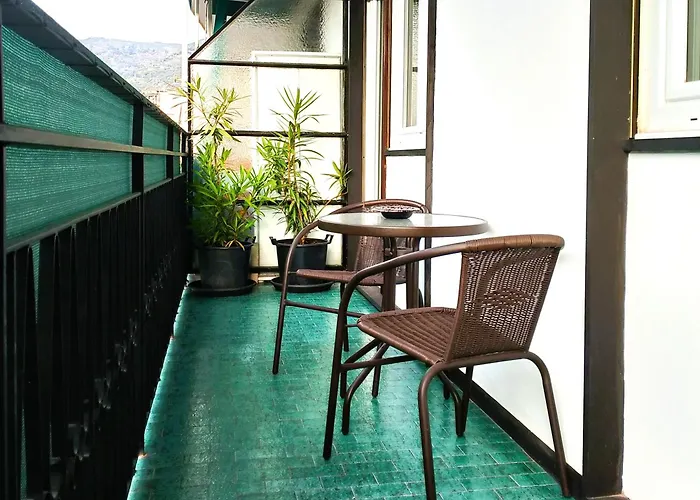 Host Flora סנרמו